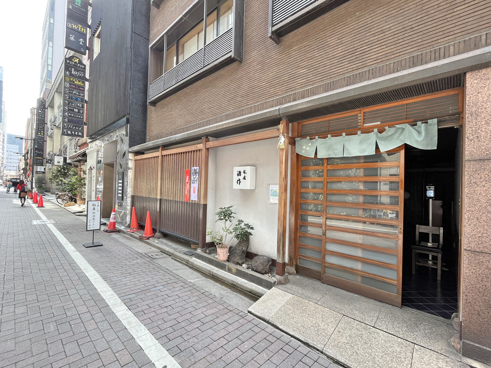 付近には飲食店が充実