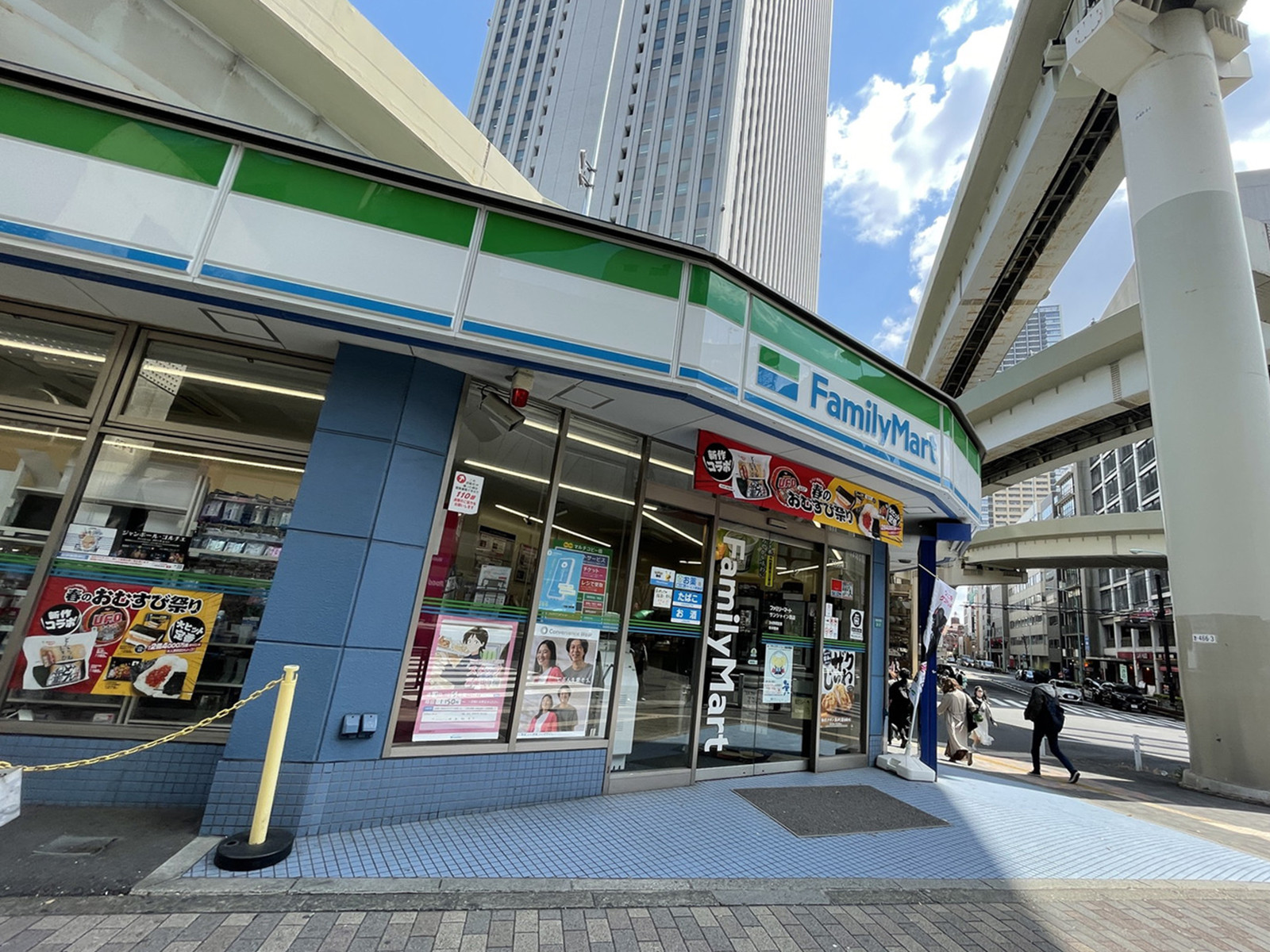 徒歩1分のファミリーマート サンシャイン西店