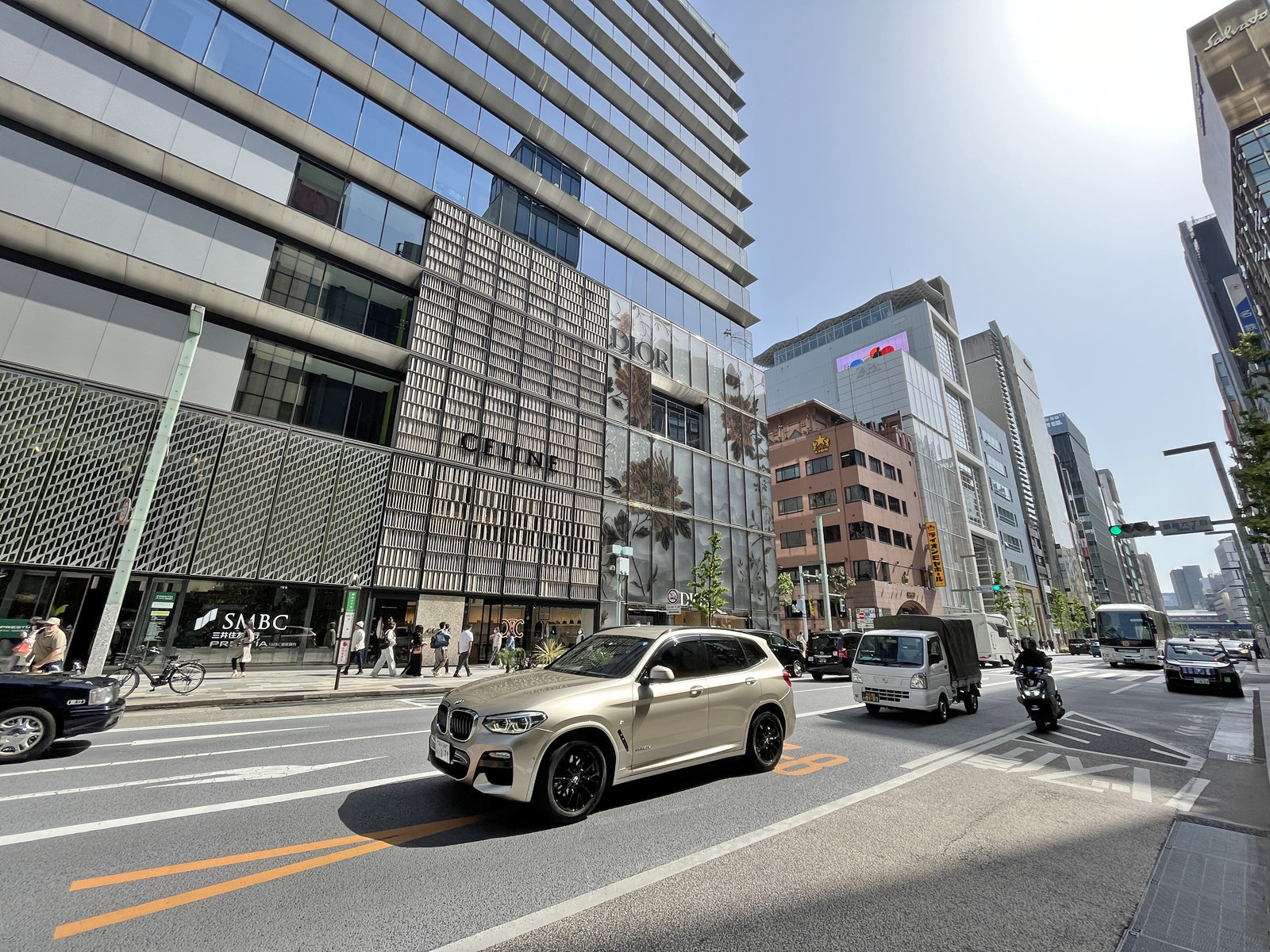 ヒューリック銀座7丁目ビル前面の西銀座通り