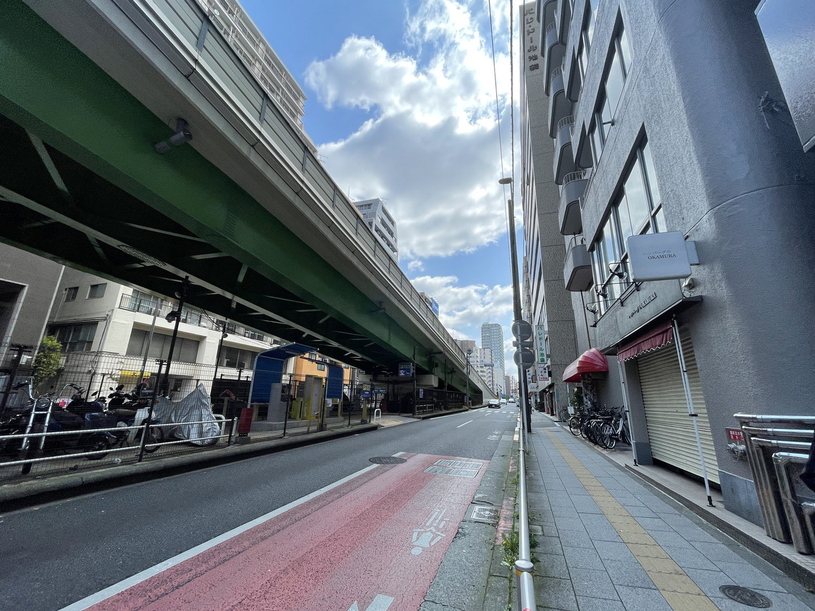AS ONE 東池袋ビル前面の通り
