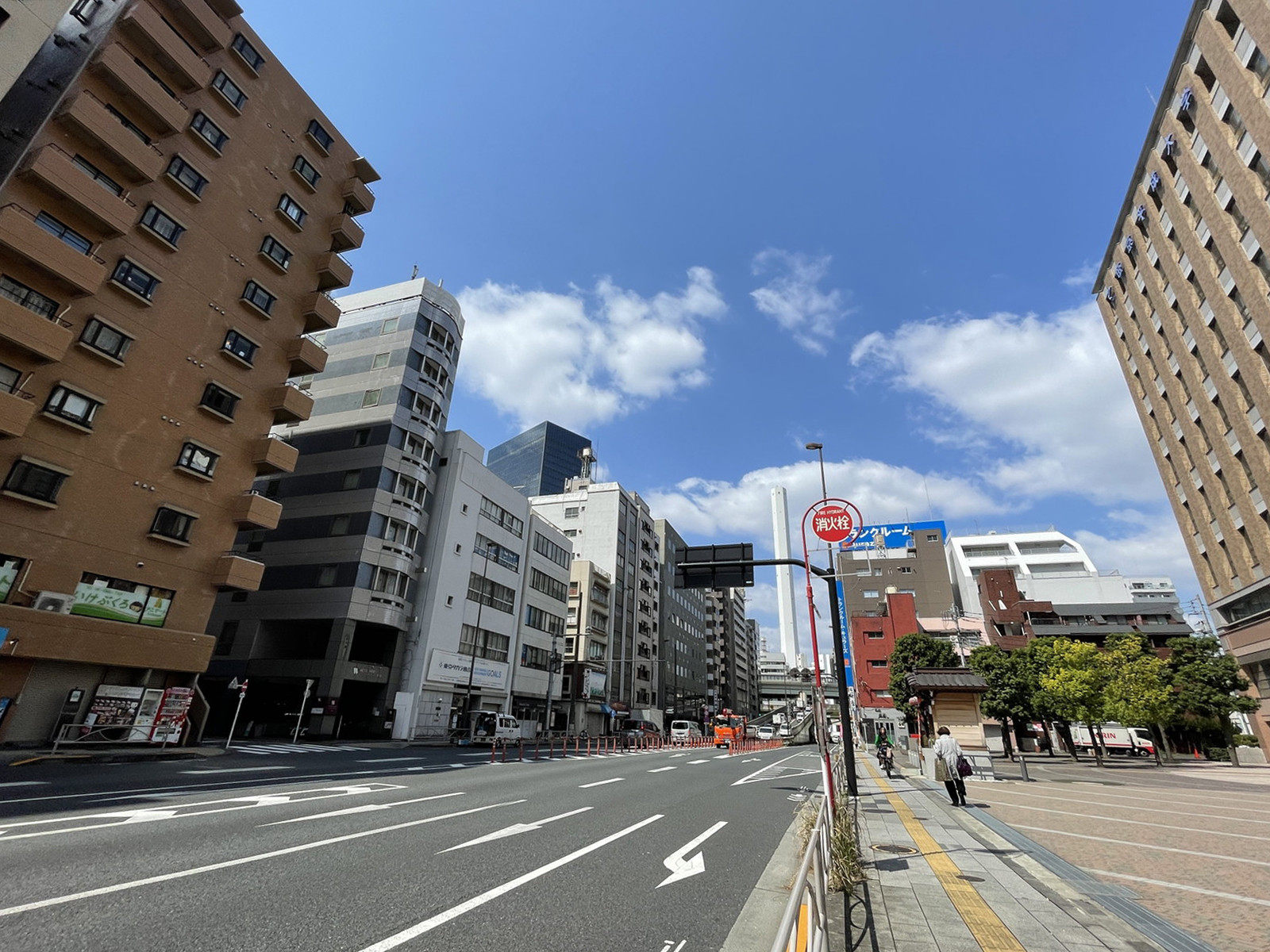 ヨシフジビル前面の通り