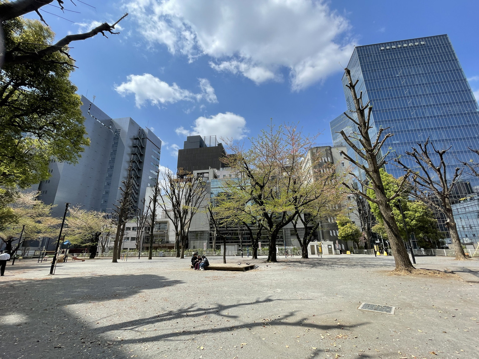 向かいの東池袋公園