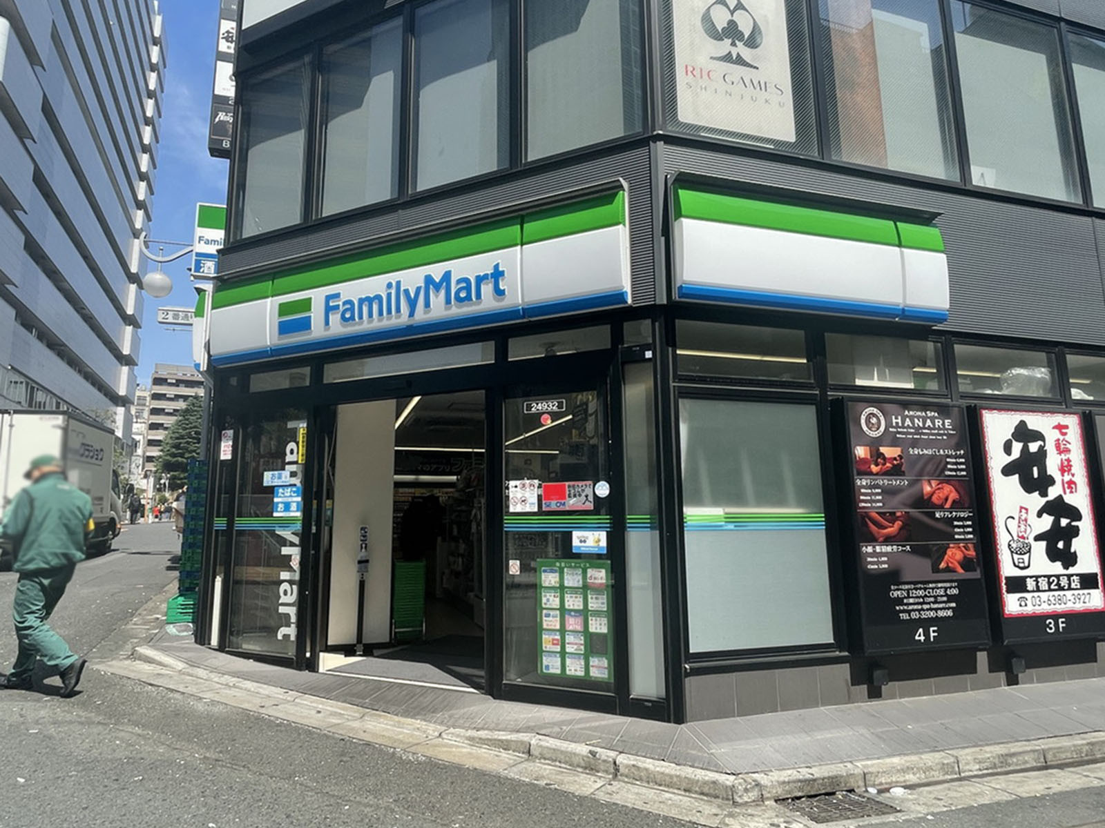 徒歩2分のファミリーマート 歌舞伎町交番店
