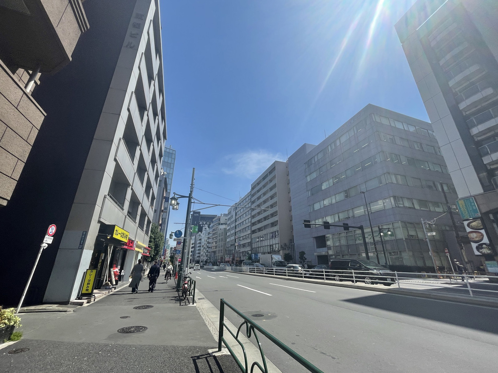 新宿日章ビル前面の通り