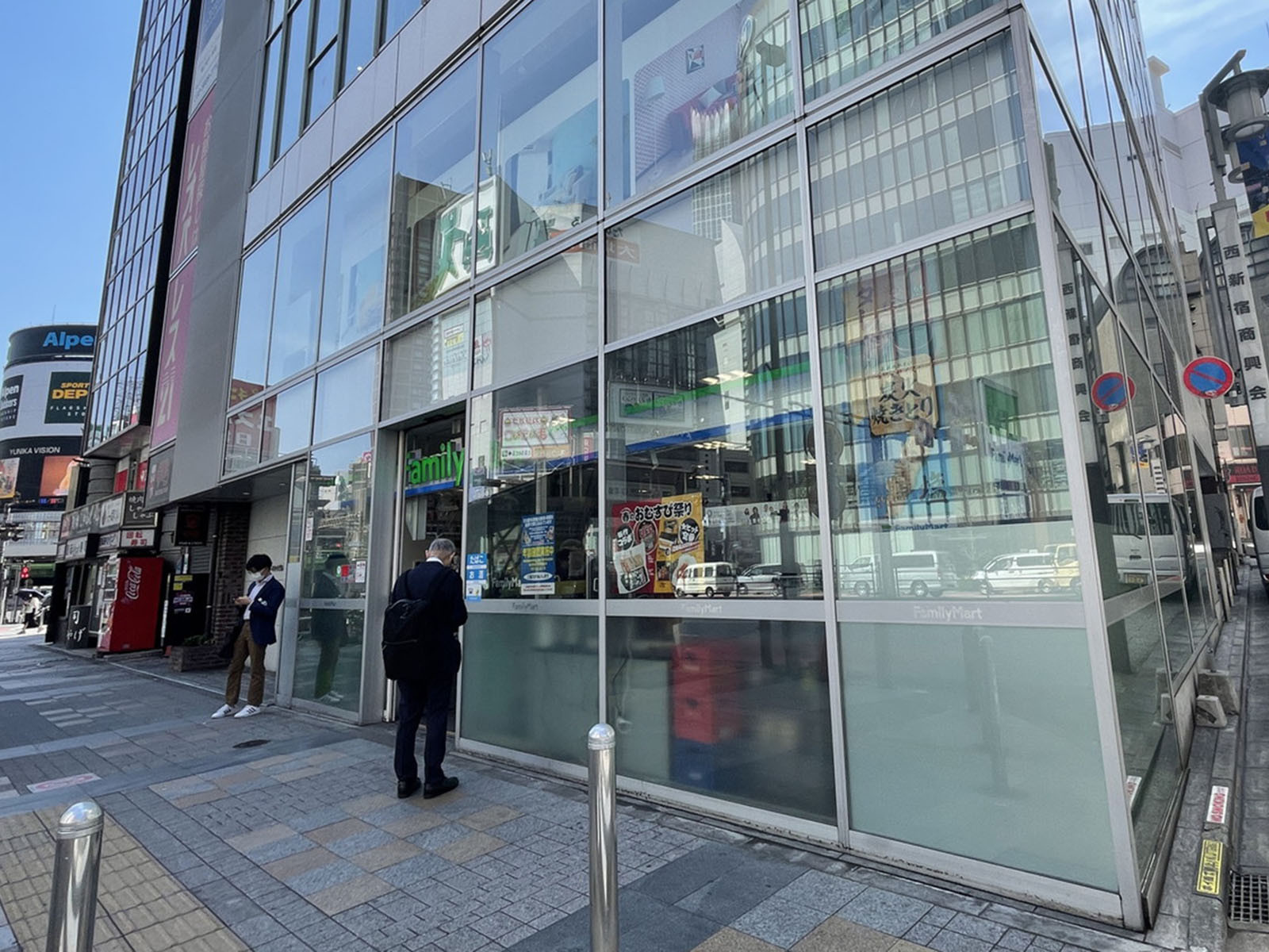 徒歩2分のファミリーマート 西新宿1丁目店