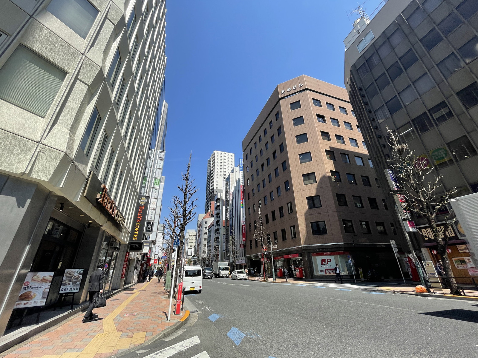 升本ビル前面の通り