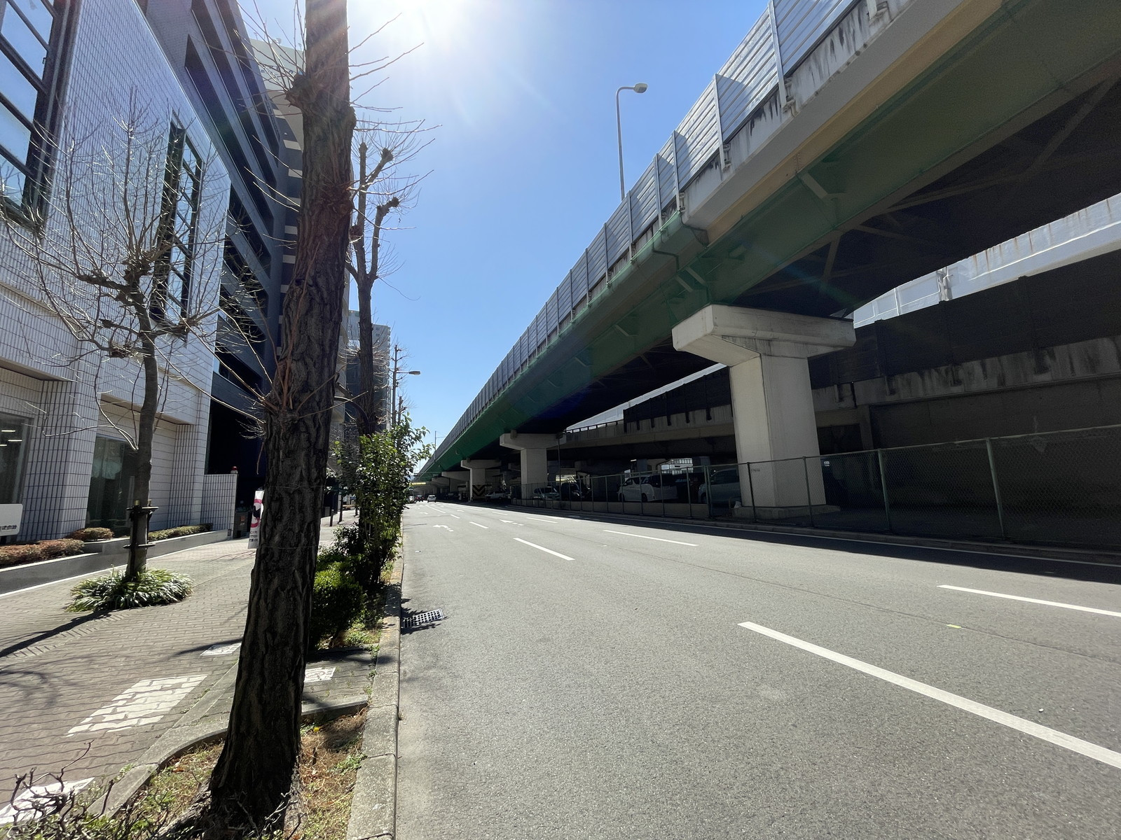 新大阪グランドビル前面の通り