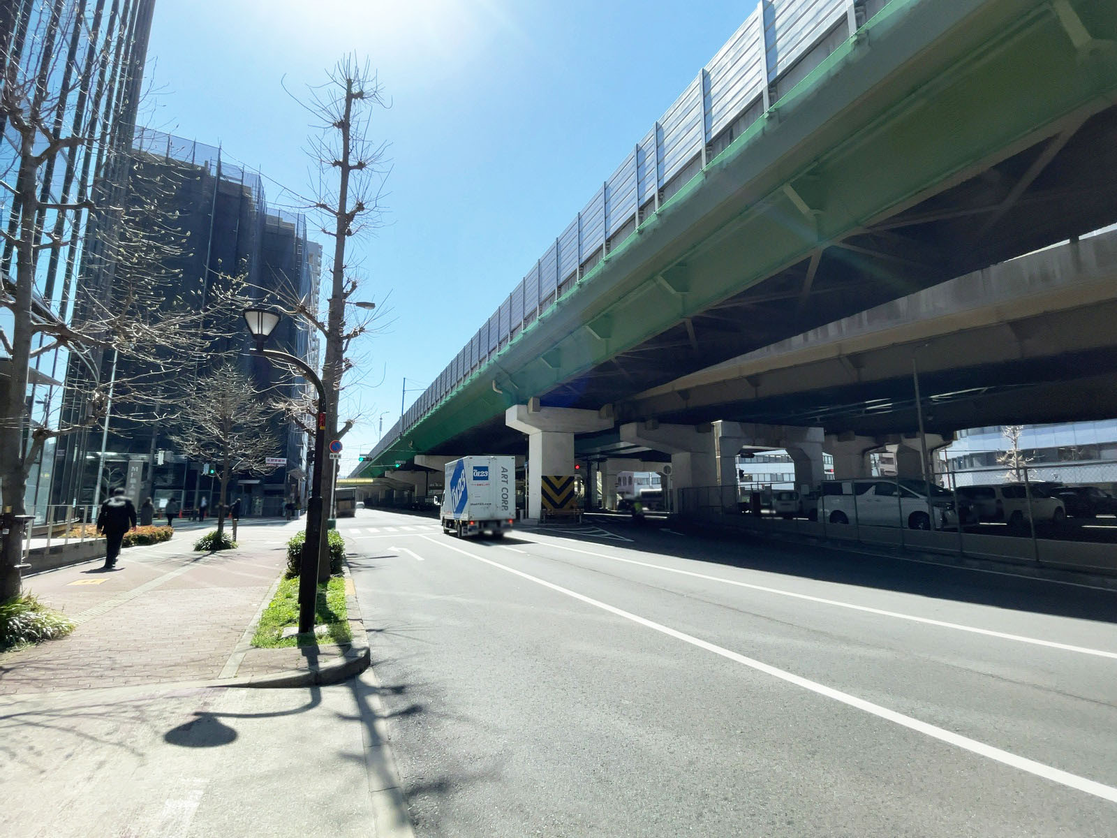 中尾ロイヤルビル前面の通り