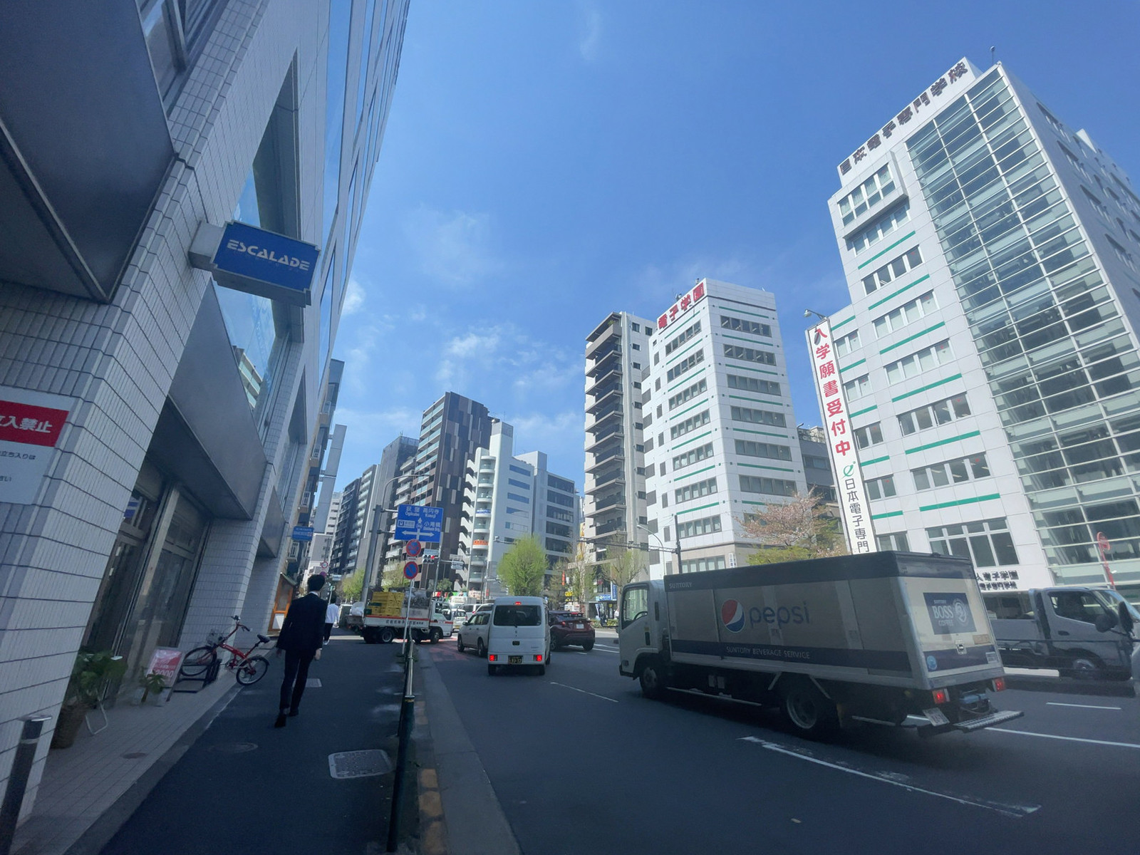 新宿旭ビルA館前面の通り