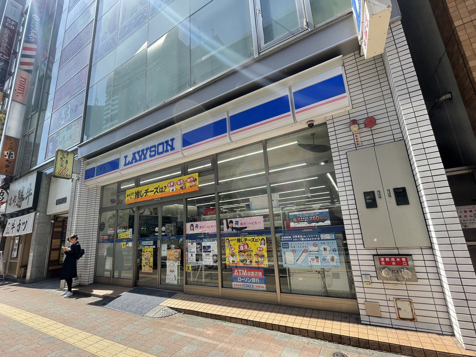 徒歩1分のローソン 西新宿小滝橋通り店