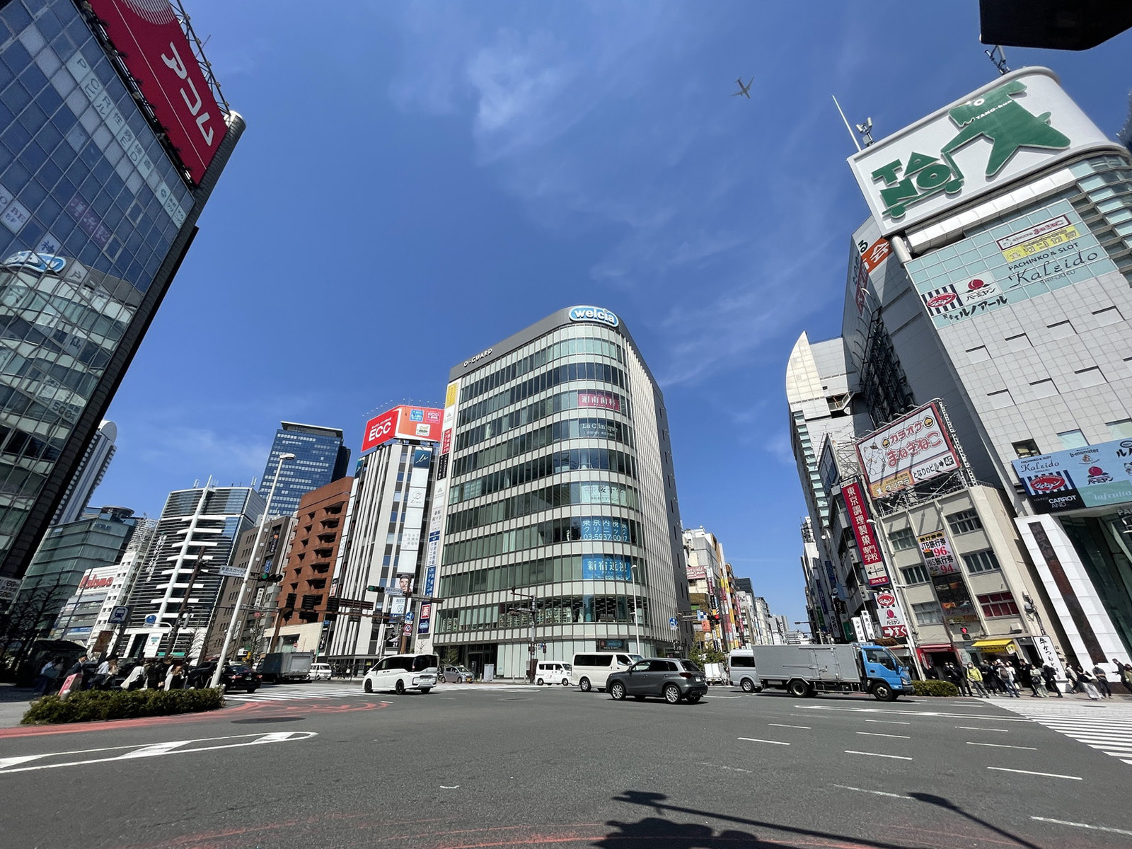 O–GUARD SHINJUKU前面の通り