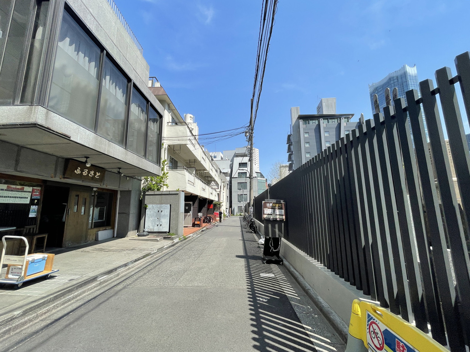 SAビル前面の通り