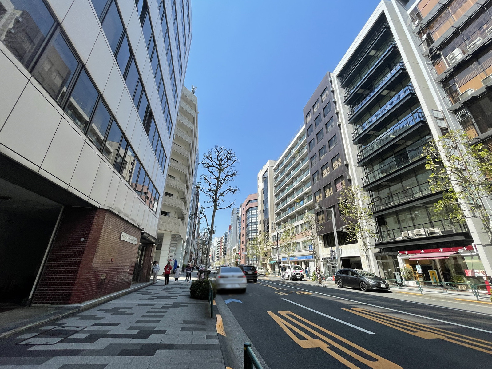 ナリコマHD新宿ビル前面の新宿通り