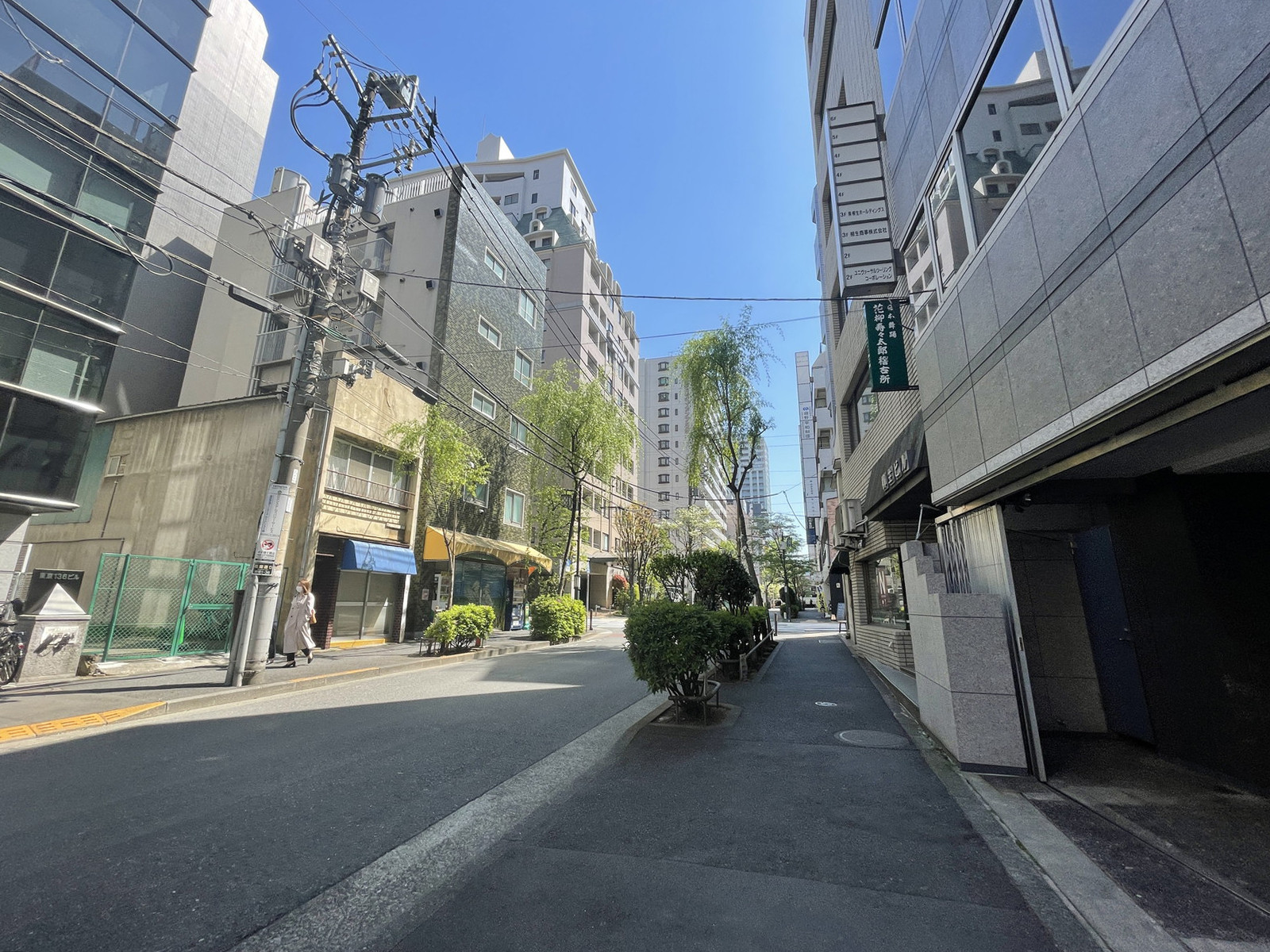 今給黎ビル前面の通り
