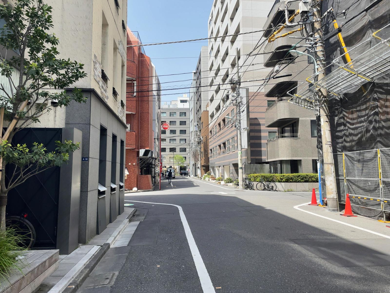 築地フロント前面の通り