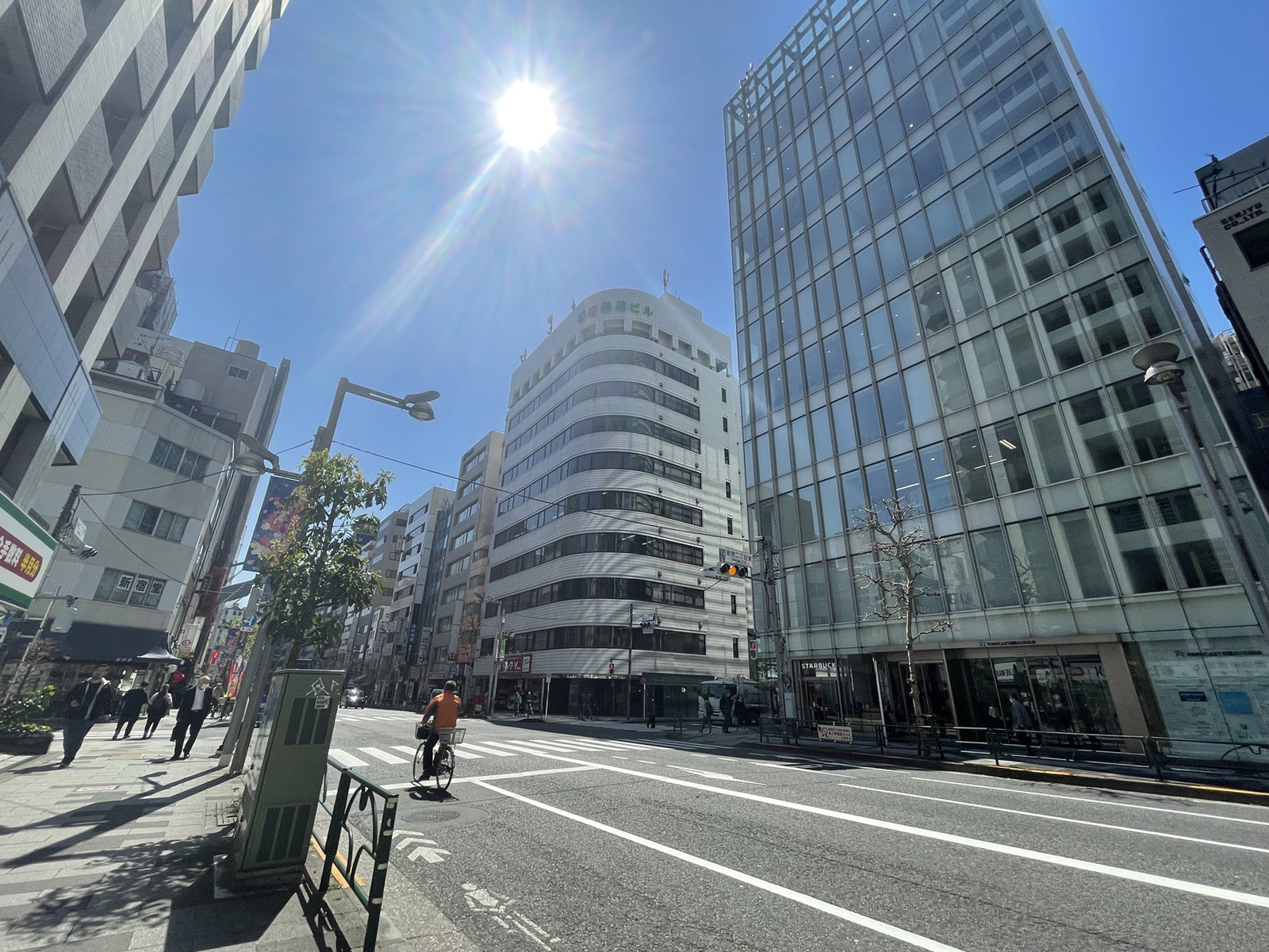 付近の新宿通り