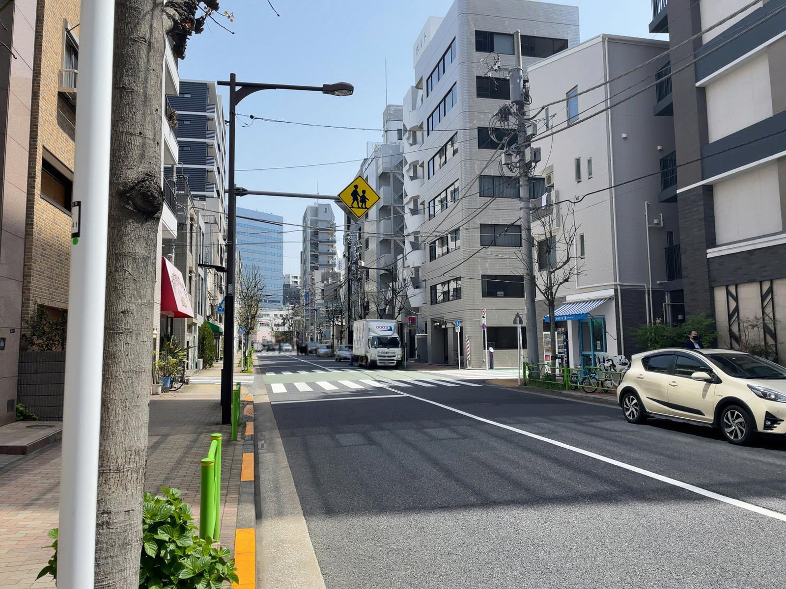 紀伊国屋ビル前面の通り
