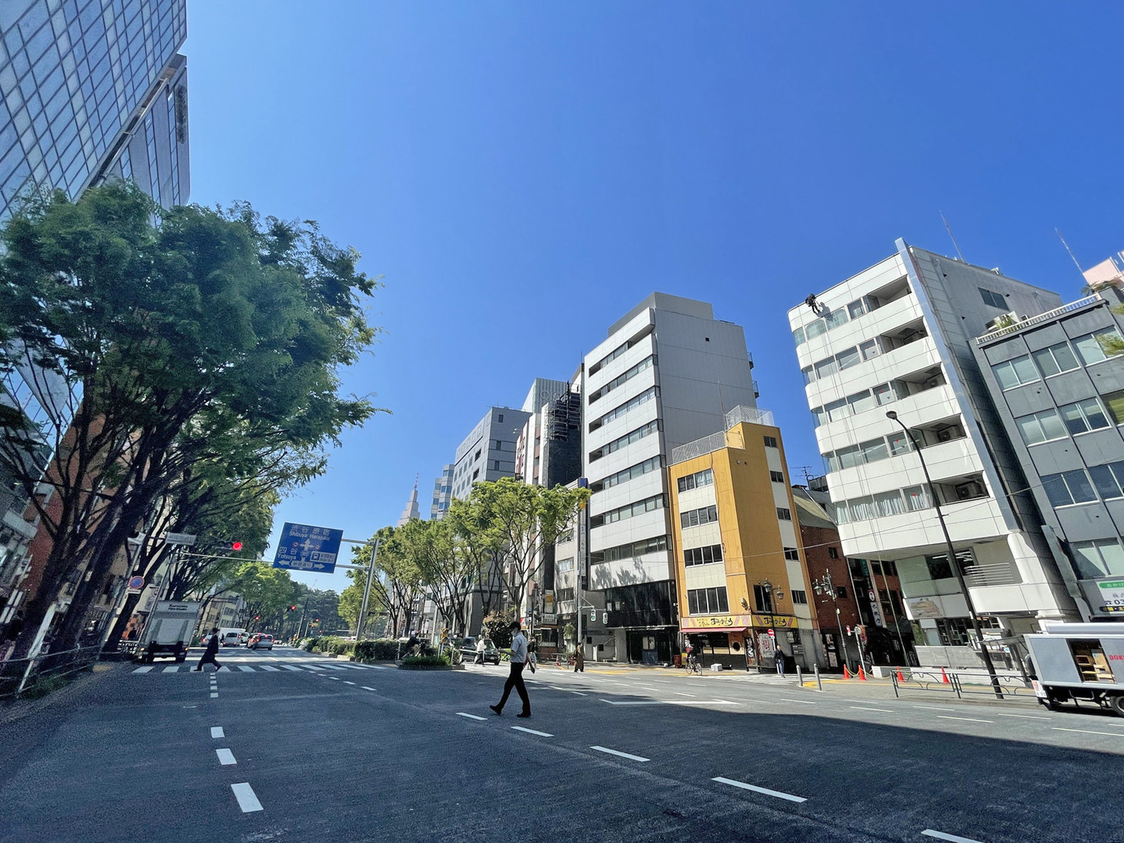 ACN新宿ビル前面の通り