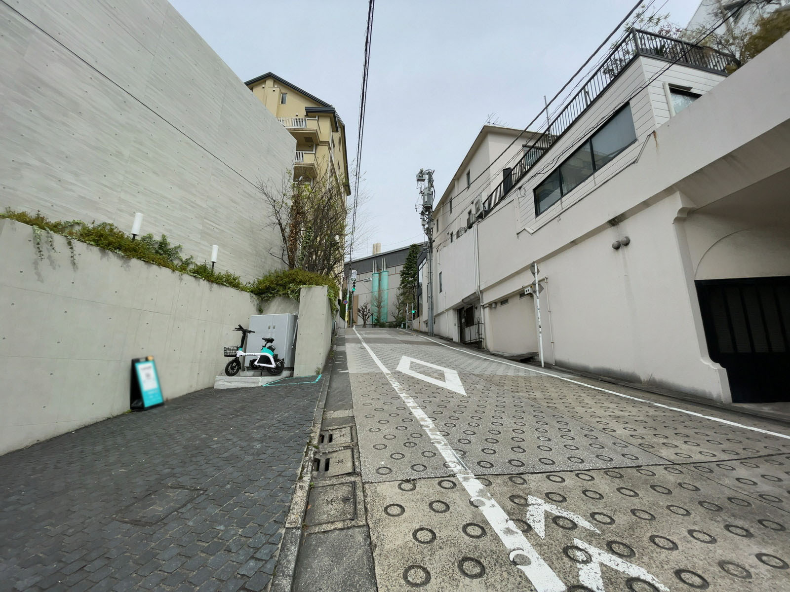 代官山LOGビル前面の通り