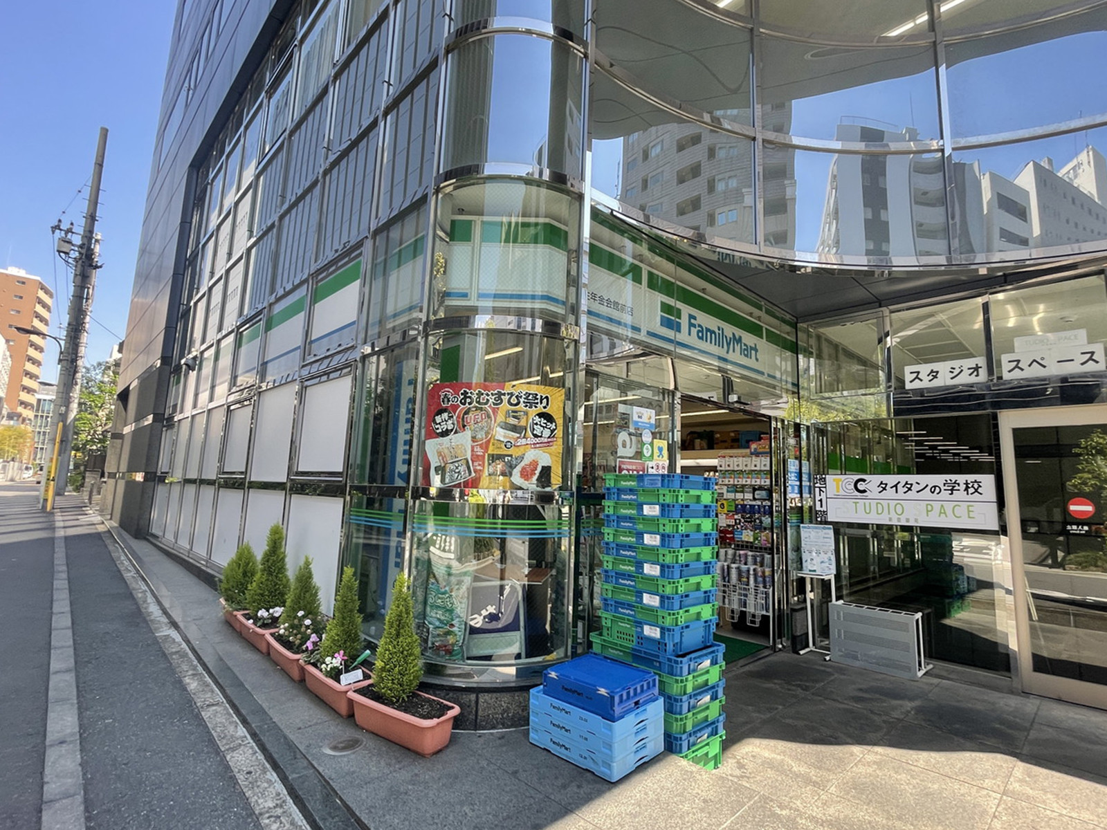 徒歩1分のファミリーマート 旧厚生年金会館店