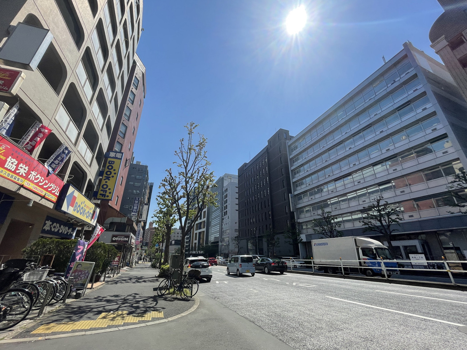 新宿イン前面の通り