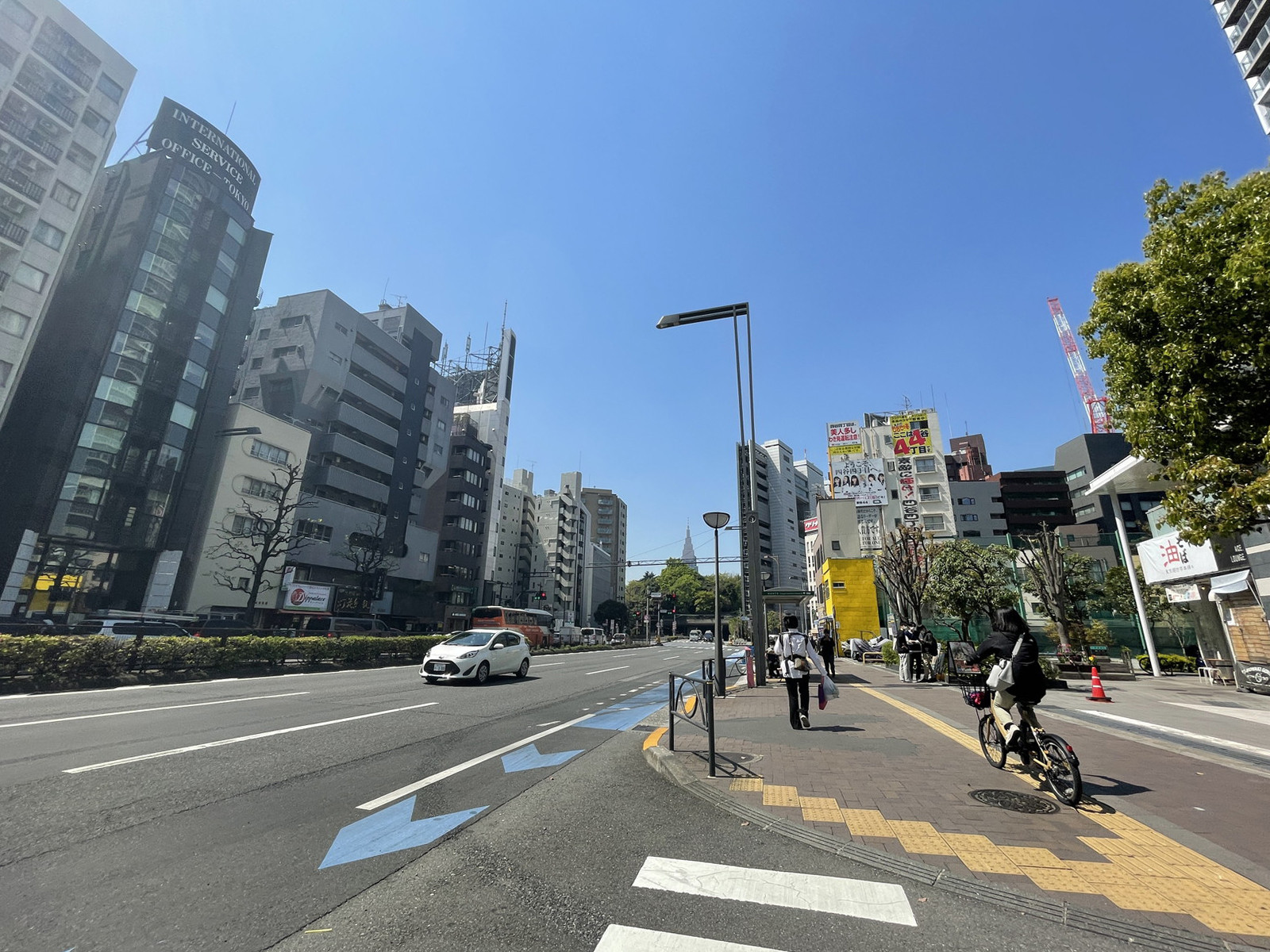 VICTORIA CENTER前面の通り