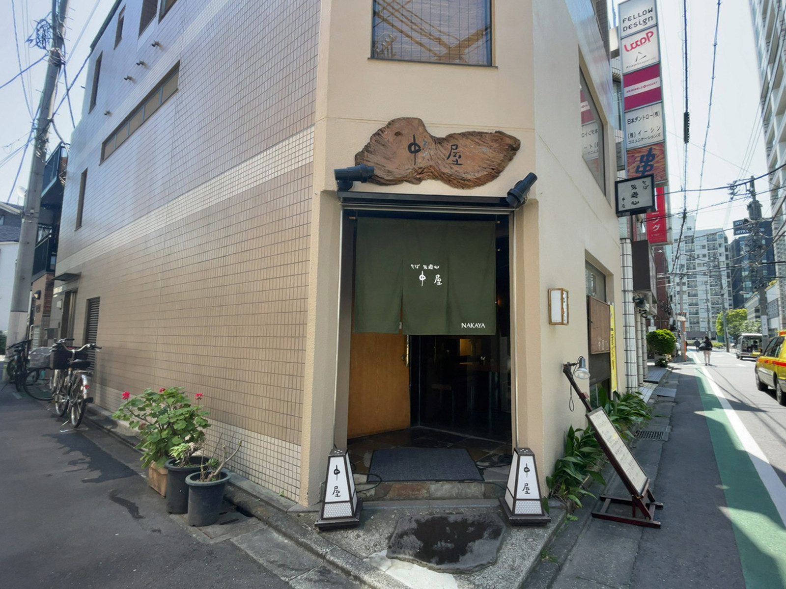 周辺には飲食店が点在