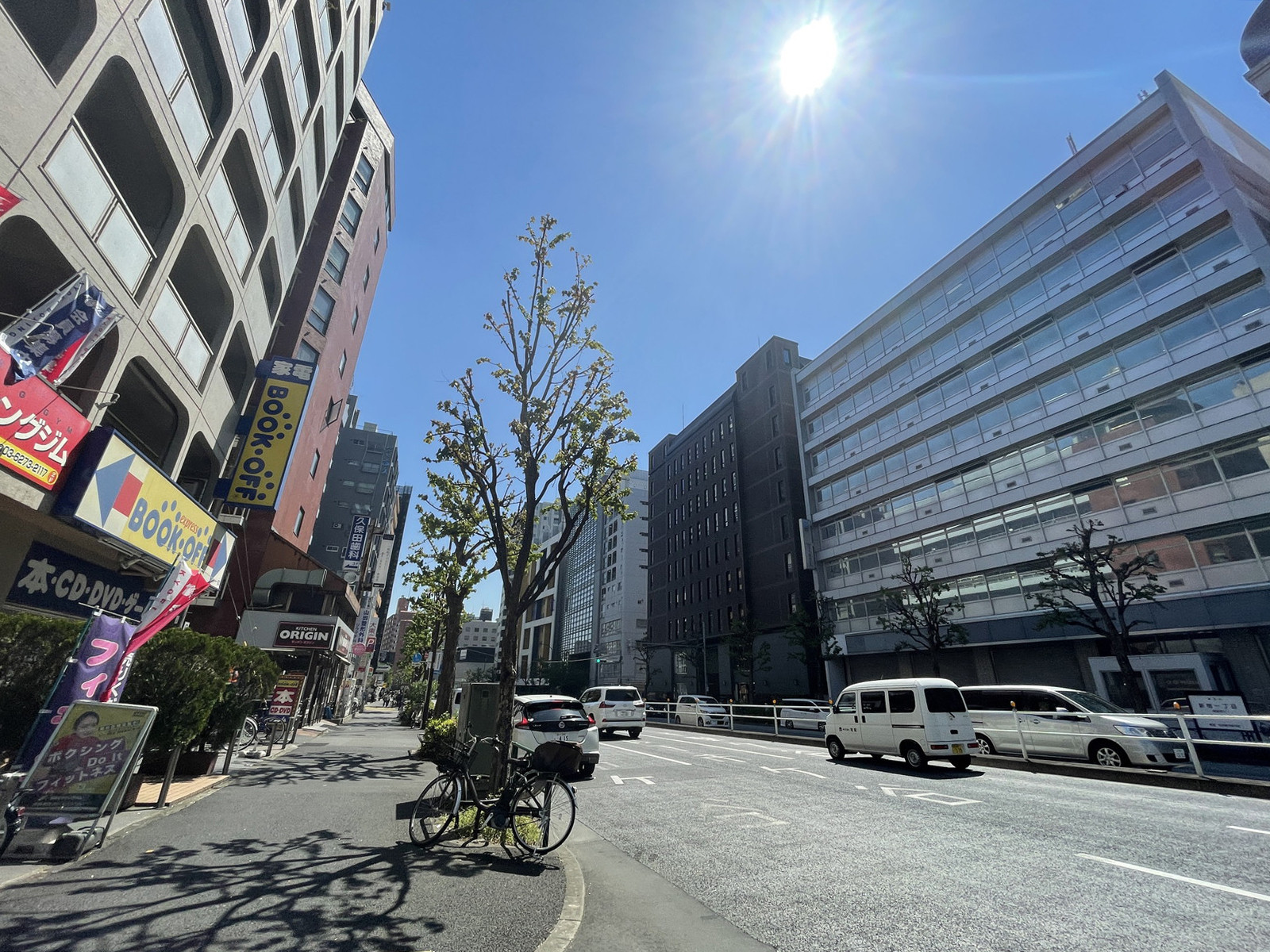 新宿ユニオンビル前面の通り