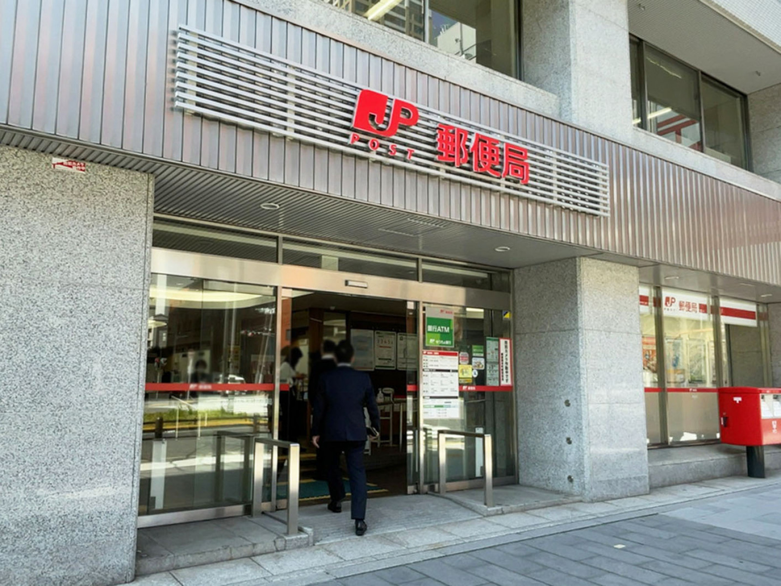 徒歩2分の御堂筋本町郵便局