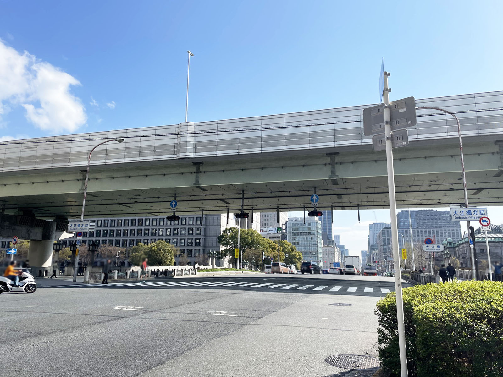 大阪三菱ビル前面の通り