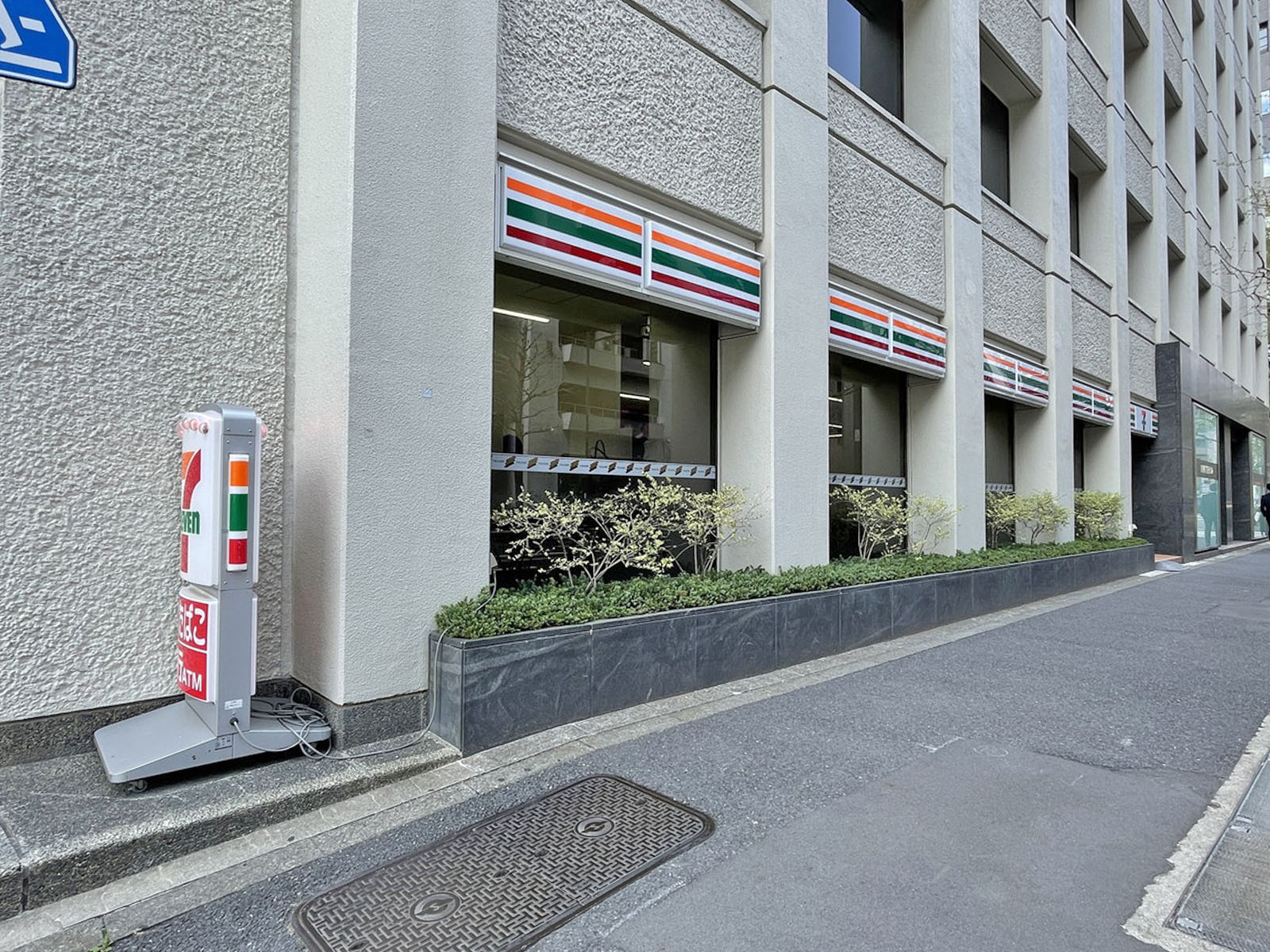 近くのセブンイレブン神田錦町千代田通り店