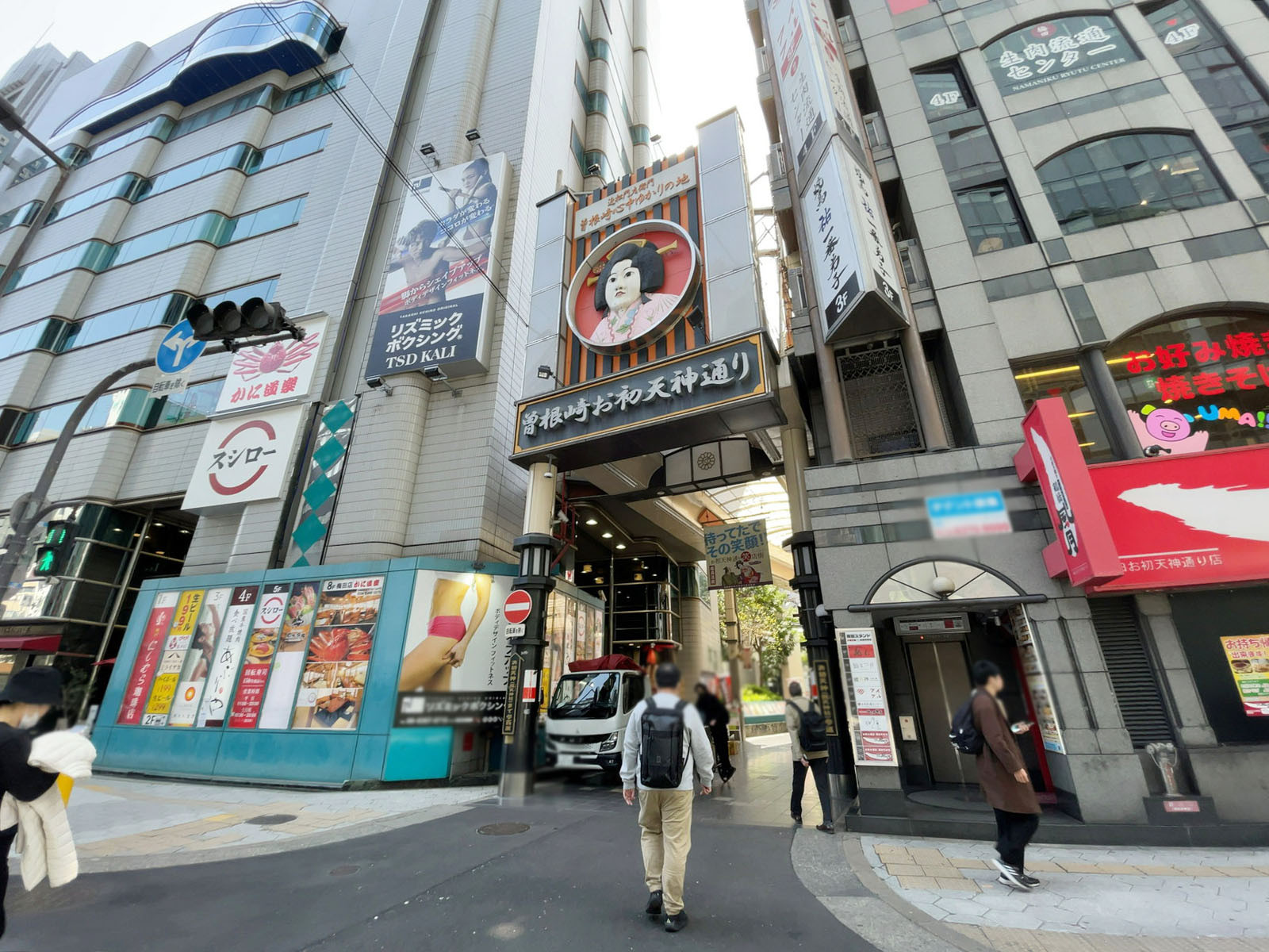 至近の曽根崎お初天神通り