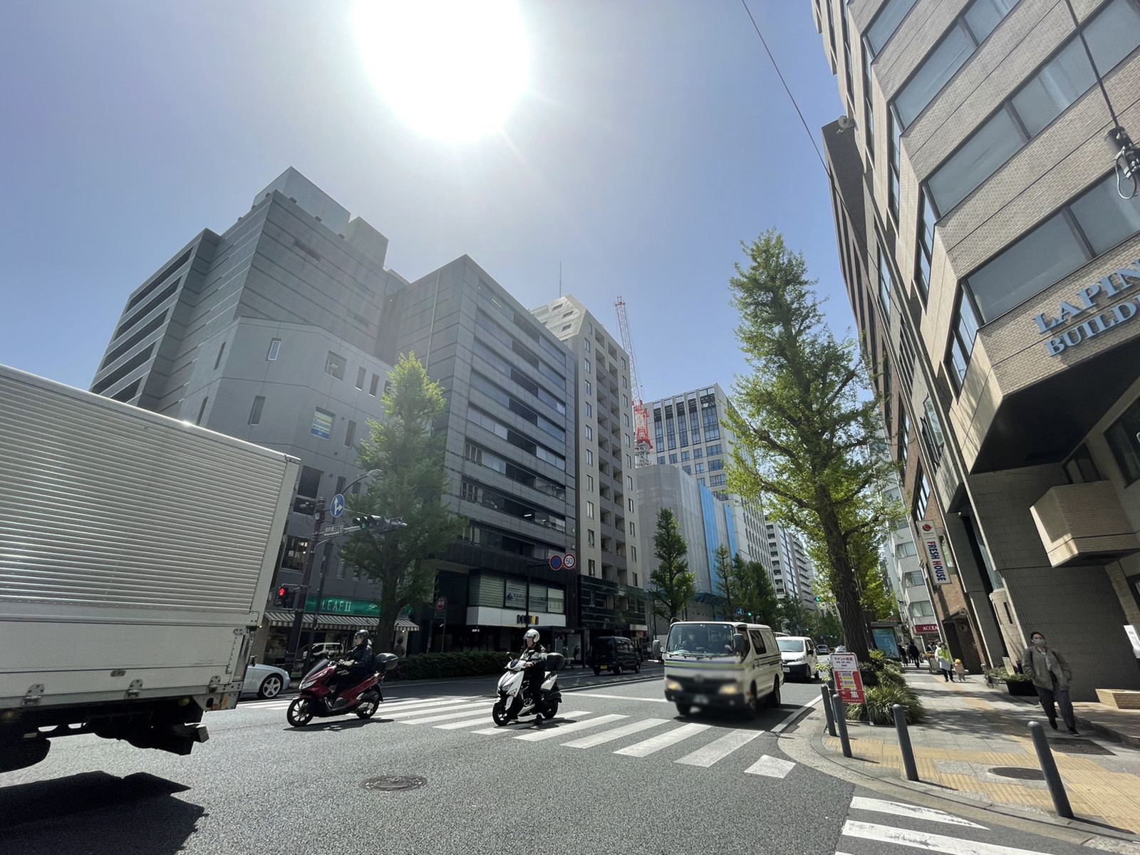 箕田関内ビル前面の通り