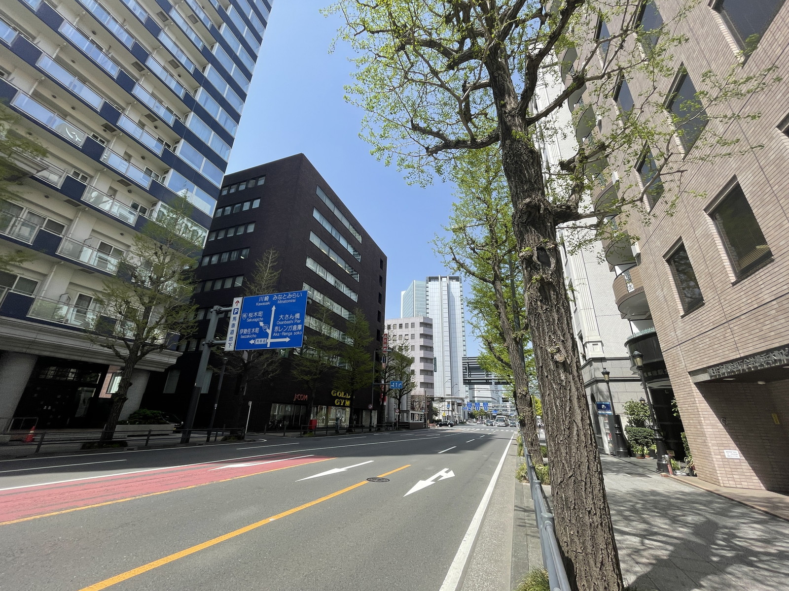 朝日生命横浜本町ビル前面の通り