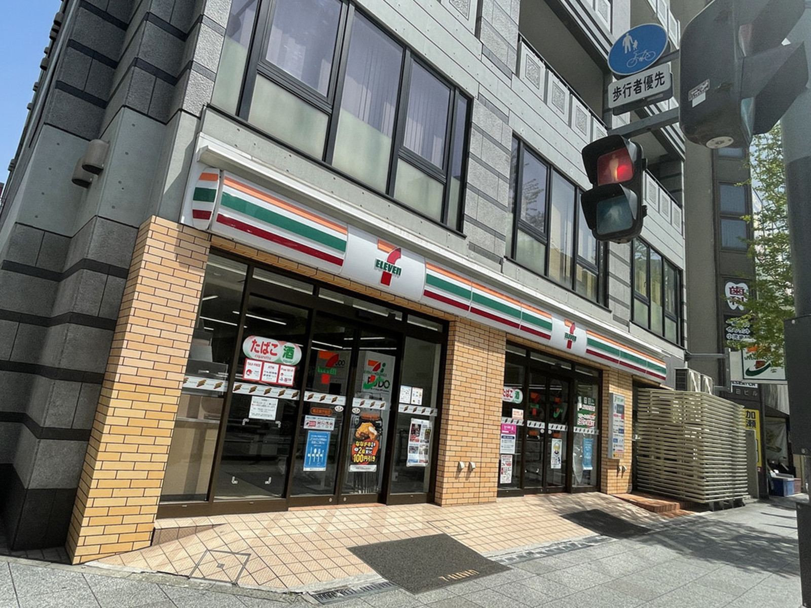 隣のセブンイレブン 横浜県庁前店