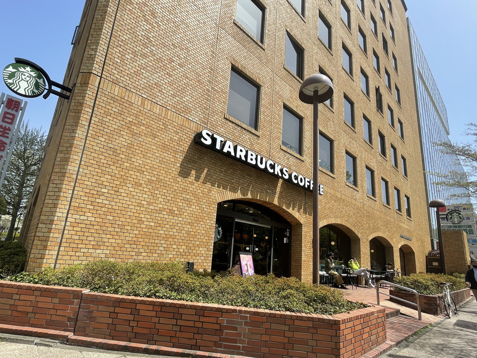 周辺には飲食店があり