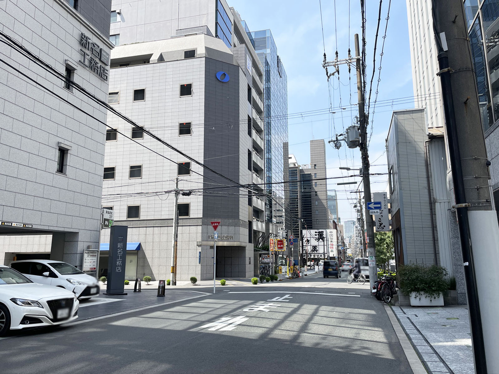 朝日生命道修町ビル前面の通り