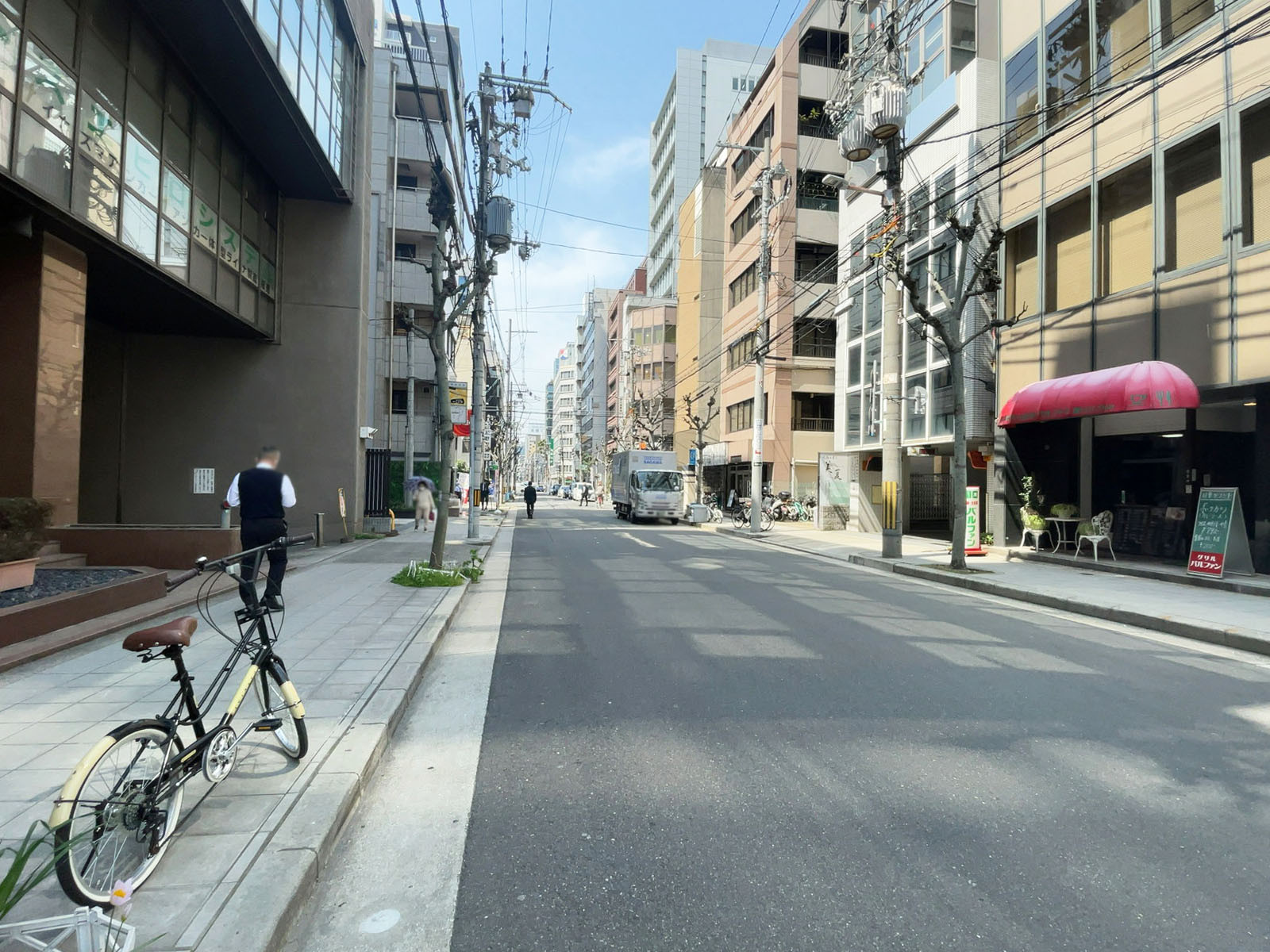 平野町KIビル前面の通り