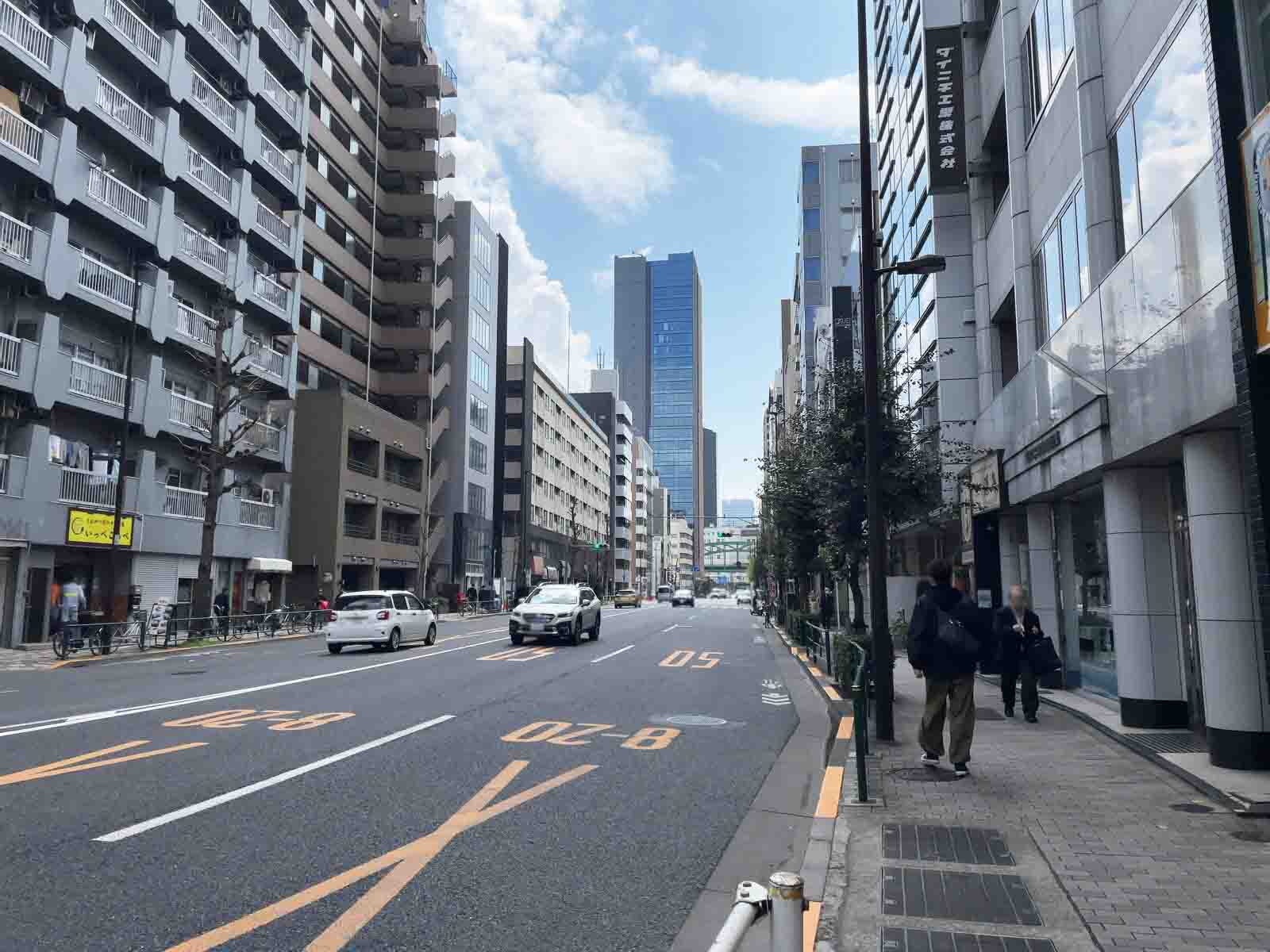 高井ビル前面の昌平橋通り