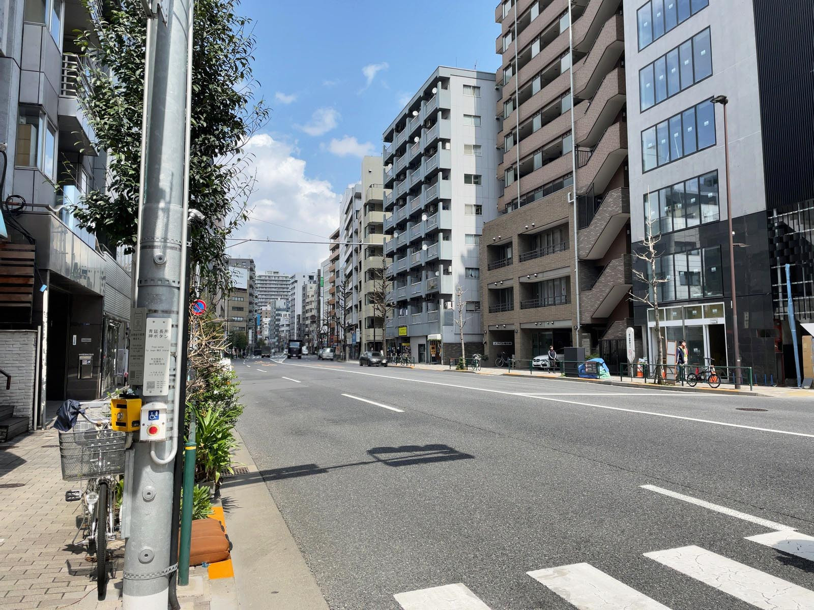 第2電波ビル前面の昌平橋通り