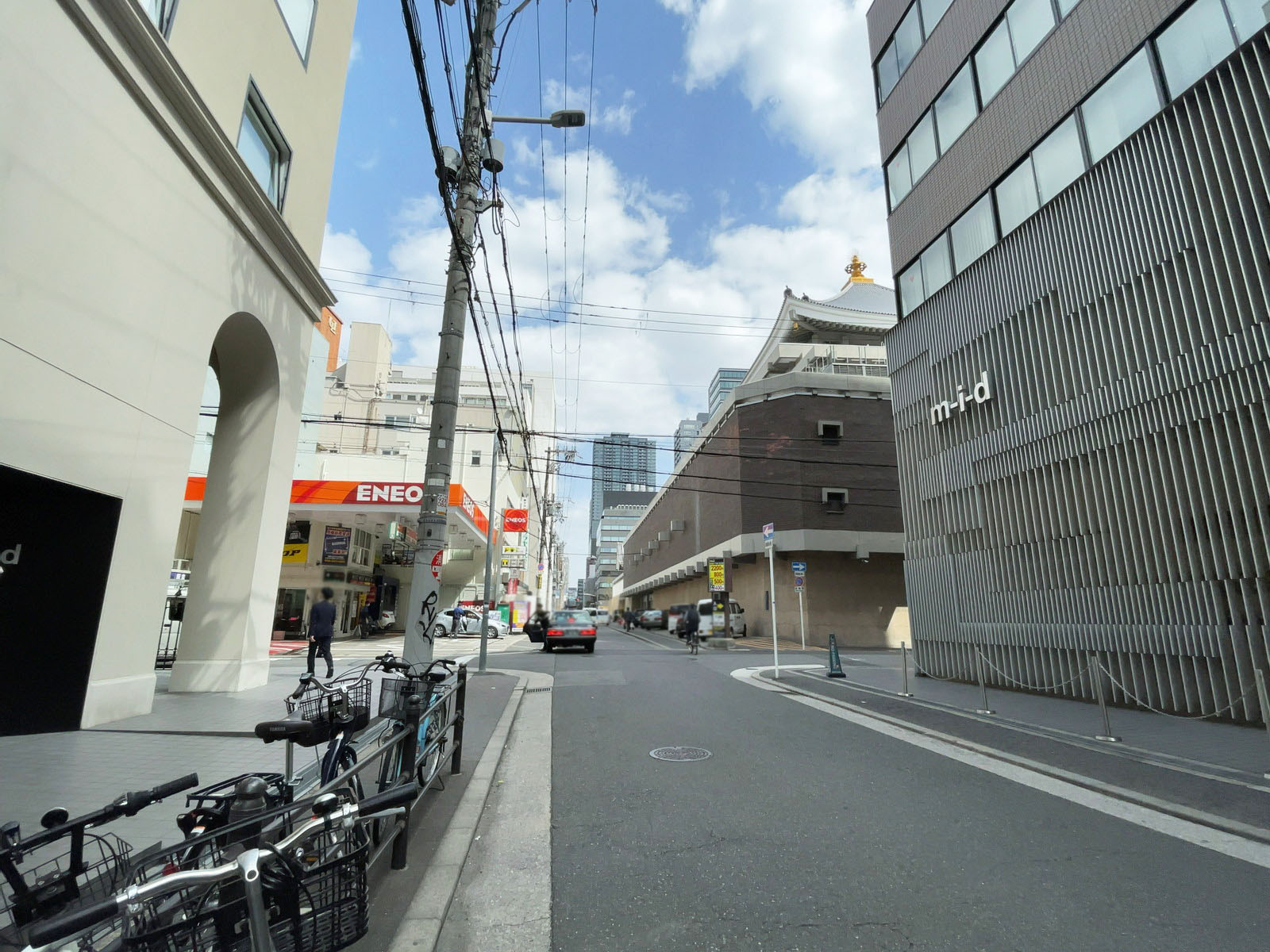 S-CREA御堂筋本町前面の通り