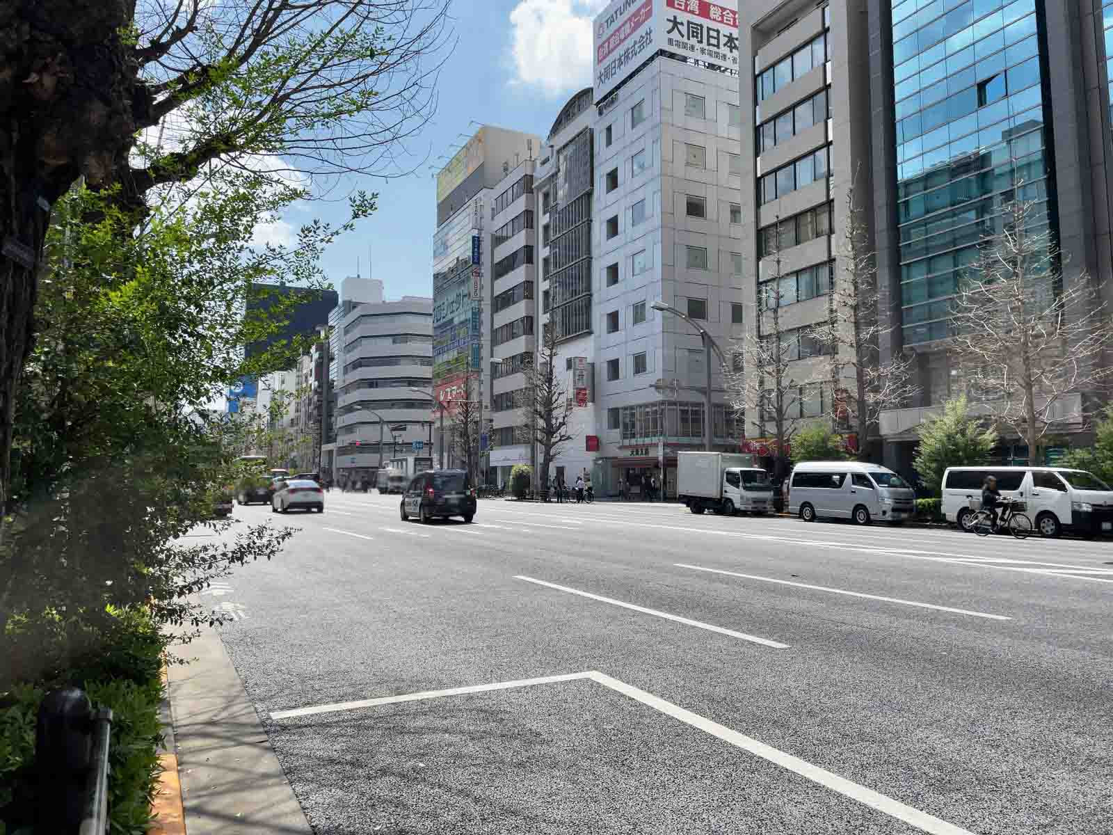 末広JFビル前面の中央通り