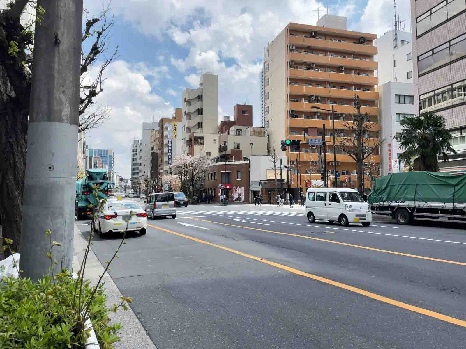 ビル前の新妻恋坂