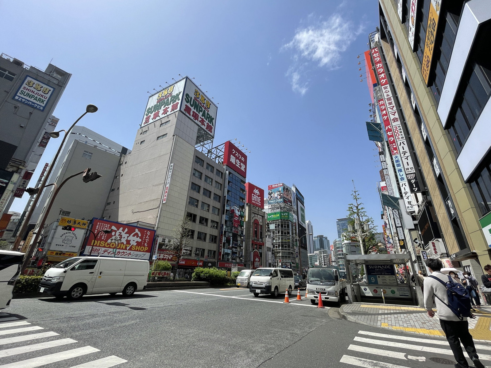RSビル前面の靖国通り
