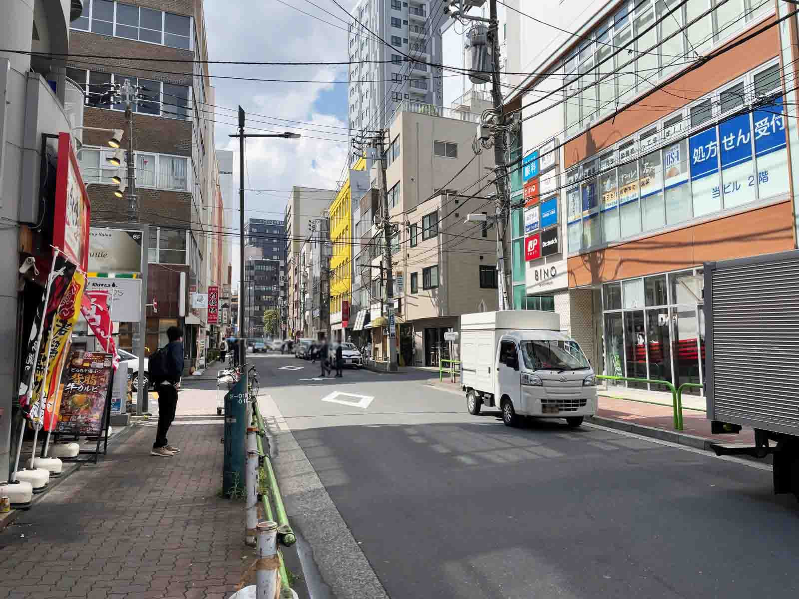 宮本ビル前面の通り