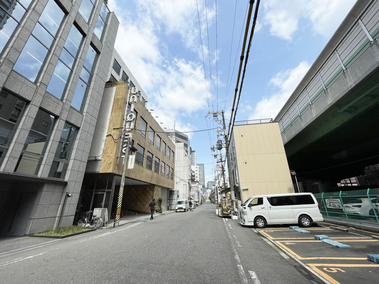 大阪華東ビル前面の通り