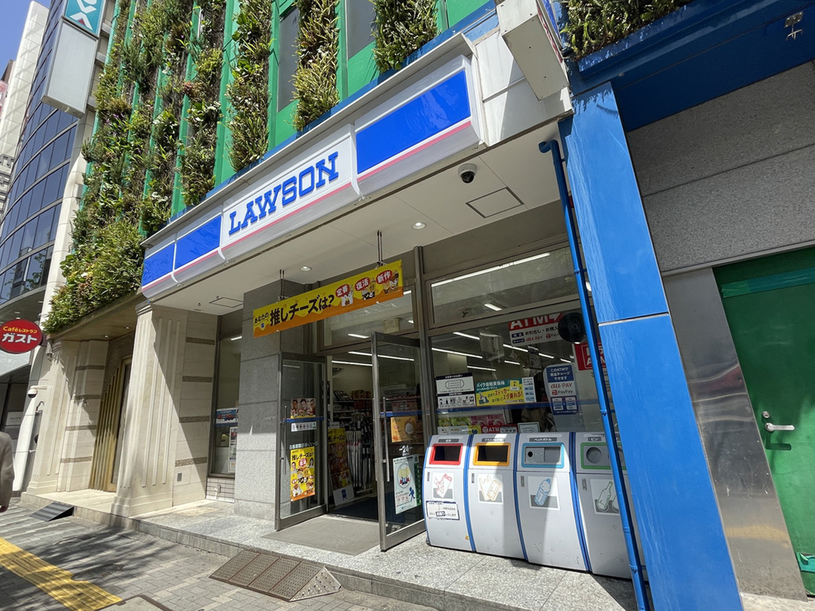 徒歩1分のローソン 新宿靖国通り店