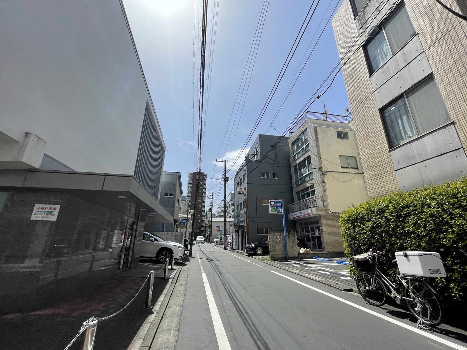 新宿山崎ビル前面の通り