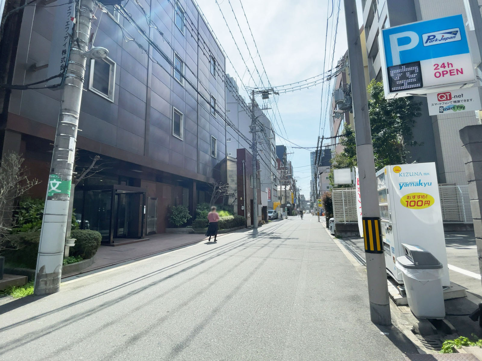 芸文社ビルディング前面の通り