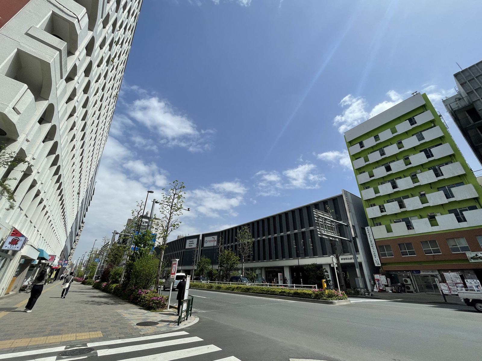 新宿サンエービル前面の通り